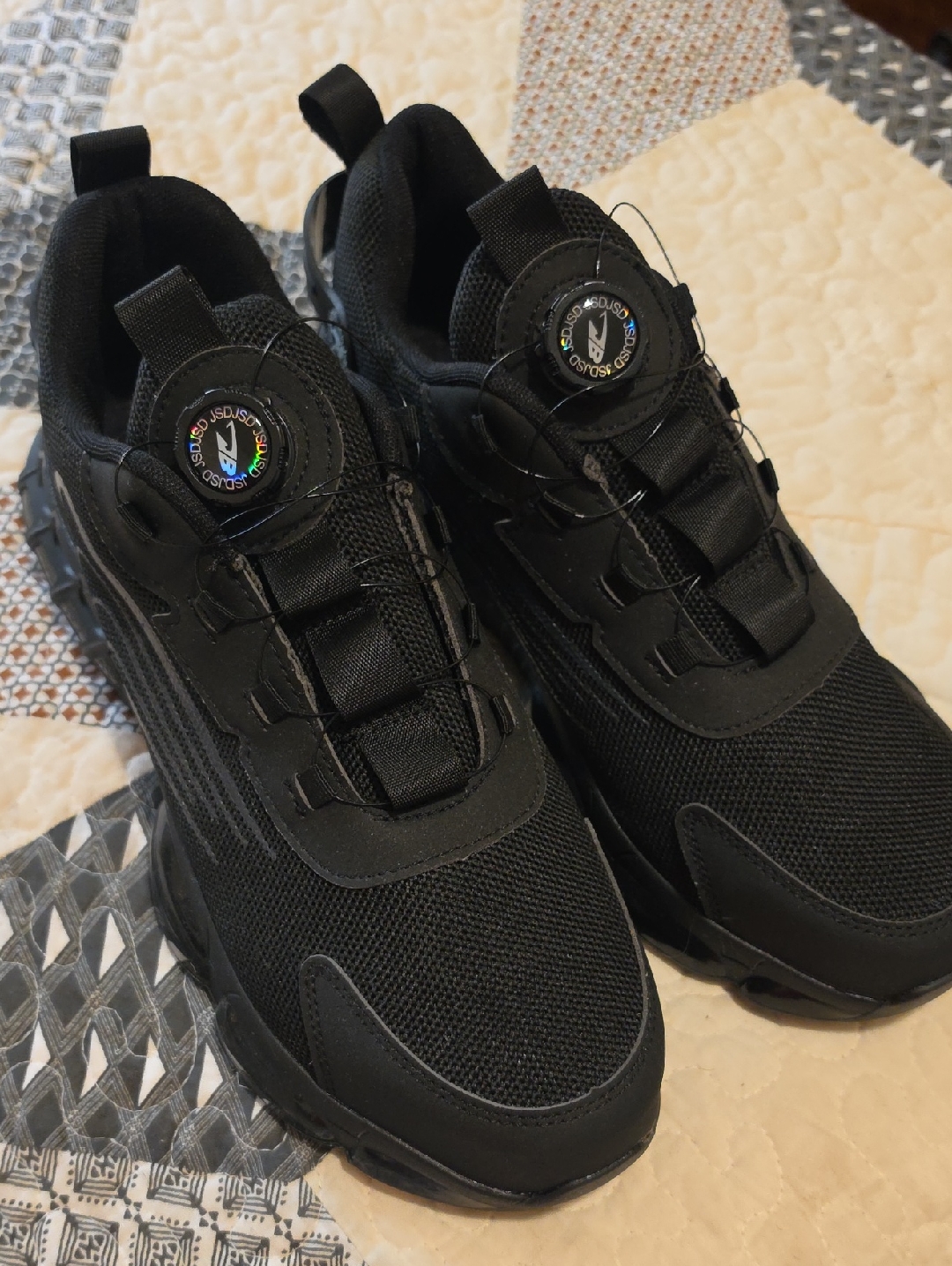 Men's Black Athletic Sneakers With Quick-Tie Closure